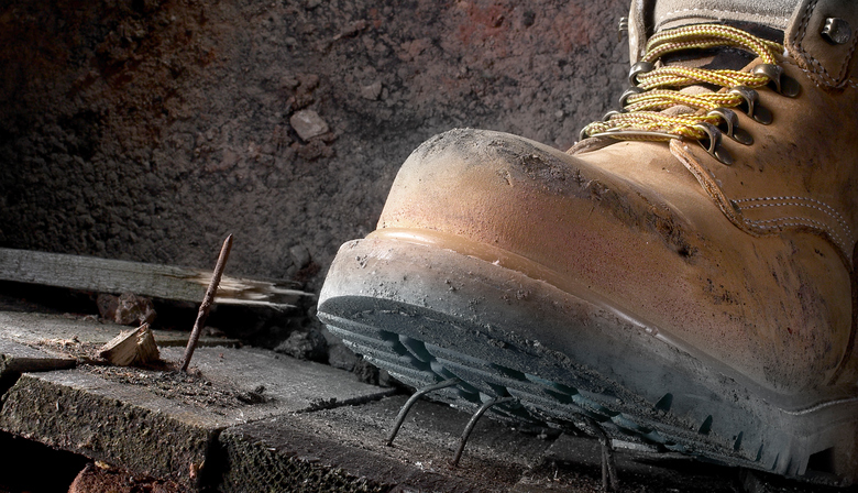 Giày bảo hộ lao động bảo vệ chân người lao động.